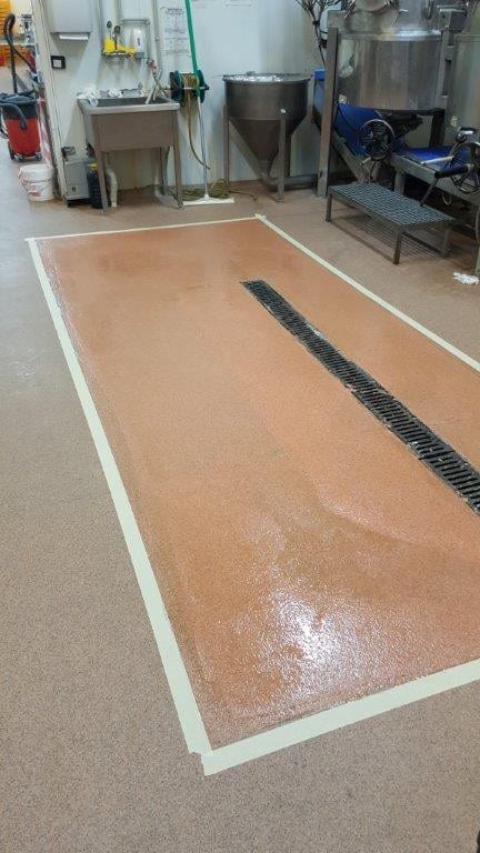 Wykonanie naprawy istniejącej posadzki systemem TECHNIArt Floor System 400 w firmie Majami Sp. z o.o. Bełchatów